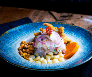 Ceviche – świeża ryba marynowana w soku z limonki z chili, kolendrą i cebulą – serwowane w restauracji Mundo Katowice.