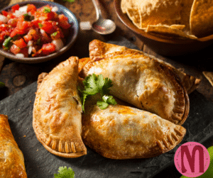 Empanadas – chrupiące pierożki z mięsem i warzywami inspirowane kuchnią Ameryki Południowej, serwowane w restauracji Mundo Katowice.