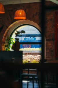 mundo katowice, W Mundo wierzymy, że dobra restauracja to taka, która ciągle się rozwija. Dlatego z ogromną radością możemy powiedzieć jedno: zmieniamy się dla Was. Pracujemy nad nową kartą menu oraz odświeżoną odsłoną Mundo, która jeszcze lepiej odda charakter naszej kuchni i miejsca, które tworzymy w samym sercu Katowic.
